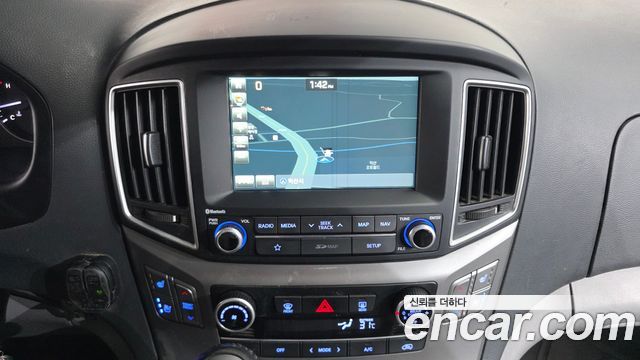 Hyundai Starex 4WD Wagon 12-Seater — photo 1 of 30