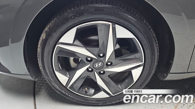 Hyundai AVANTE 1.6 — photo 1 of 36