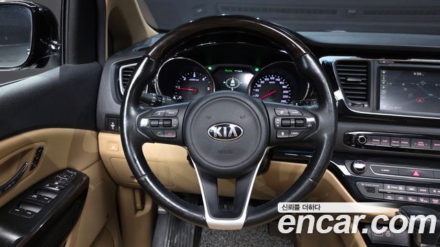 Kia Canival 9-Seater Noblesse Special — photo 1 of 33