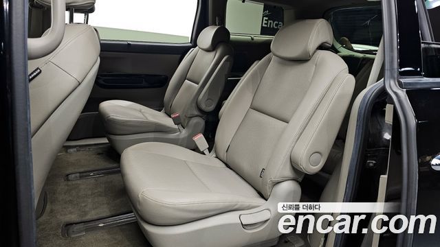 Kia Canival 9-Seater Prstige — photo 1 of 20