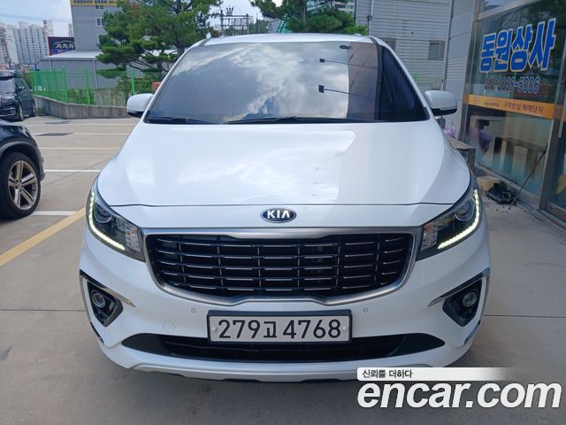 Kia Canival 9-Seater Prstige — photo 1 of 17