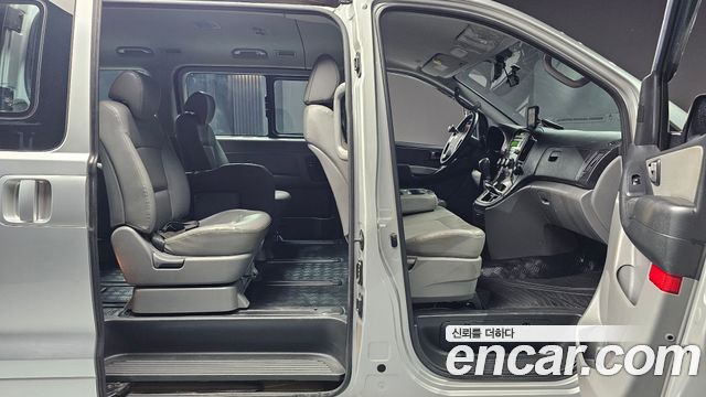 Hyundai Starex 4WD 12-Seater Wagon — photo 1 of 20