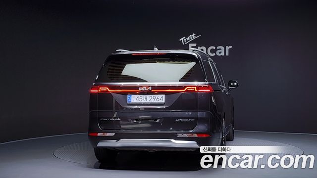 Kia Canival 7-Seater Signature — photo 1 of 20