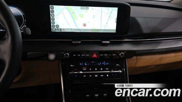 Kia Canival Diesel 9-Seater Signature — photo 1 of 20