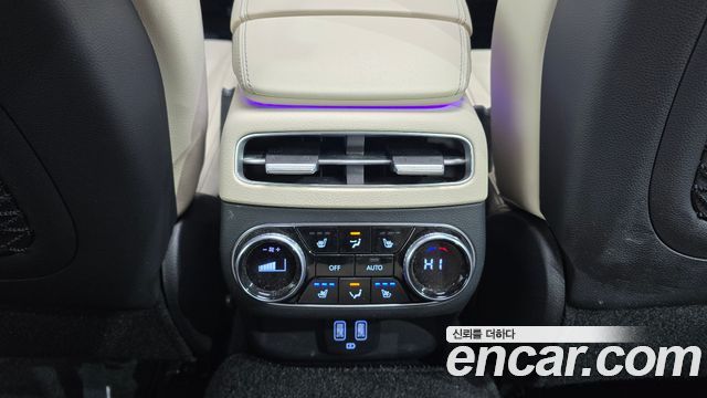 Genesis GV70 2.5T Gasoline AWD — photo 1 of 20