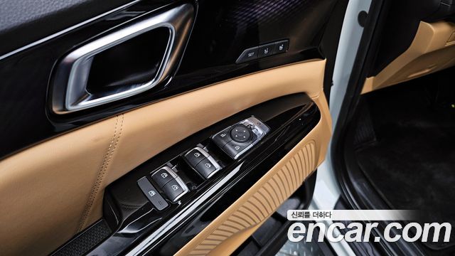 Kia Canival 9-Seater Signature — photo 1 of 20