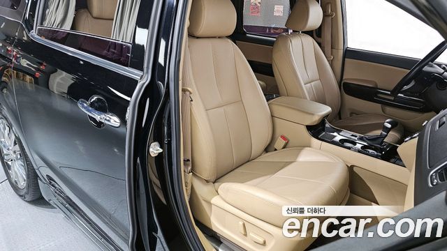 Kia Canival 7-Seater Hi-Limousine — photo 1 of 20