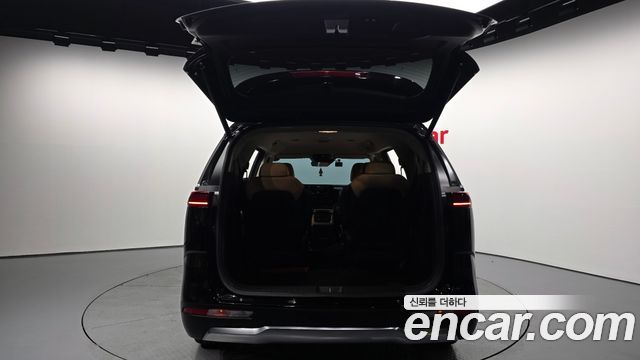 Kia Canival Diesel 9-Seater Signature — photo 1 of 20