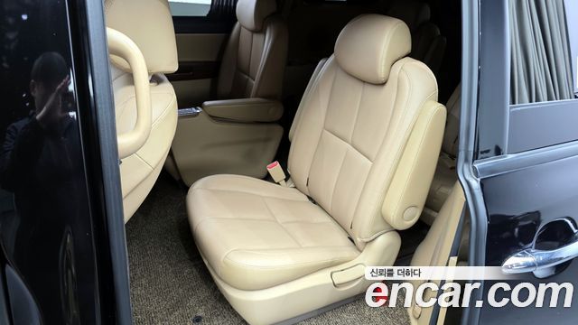 Kia Canival 9-seater Hi-Limousine — photo 1 of 20