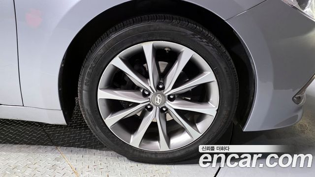 2014 Hyundai Grandeur HG240 Modern, photograph 5