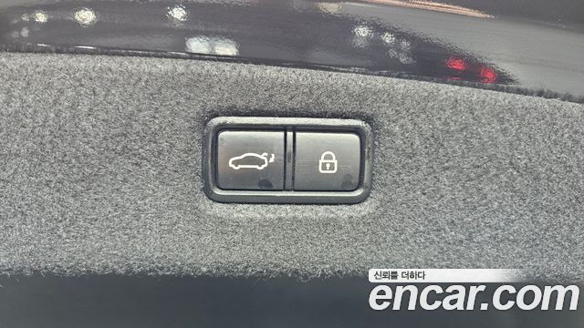 Genesis G90 3.3 T AWD — photo 1 of 20