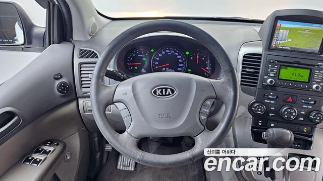 Kia Canival Grand Carnival GLX — photo 1 of 20