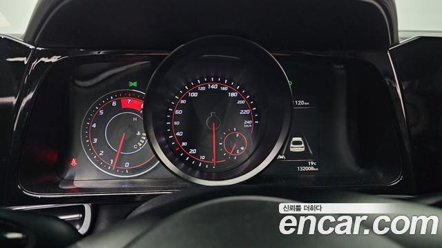 Hyundai AVANTE 1.6 — photo 1 of 30