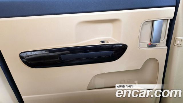 Kia Canival 7-Seater Limousine — photo 1 of 33