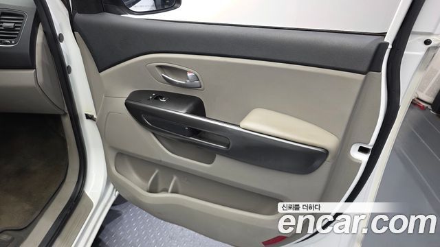 Kia Canival 11-Seater Deluxe — photo 1 of 30