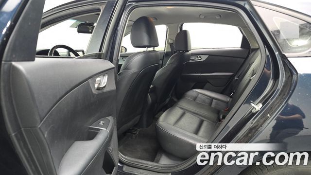 Kia K3 1.6 — photo 1 of 20