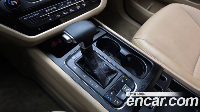 Kia Canival 9-seater Luxury — photo 1 of 20