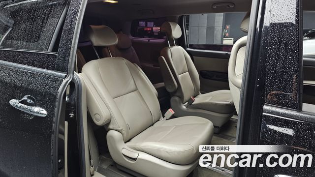 Kia Canival 9-Seater Prstige — photo 1 of 31