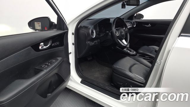 Kia K3 1.6 — photo 1 of 35
