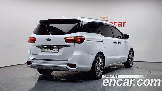 Kia Canival 9-Seater Prstige — photo 1 of 30