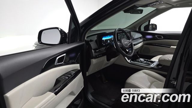 Kia Canival Gasoline 7-Seater Signature — photo 1 of 40