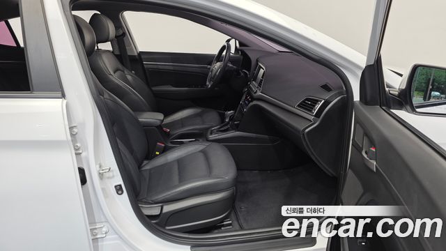 Hyundai AVANTE 1.6 GDI Smart — photo 1 of 20