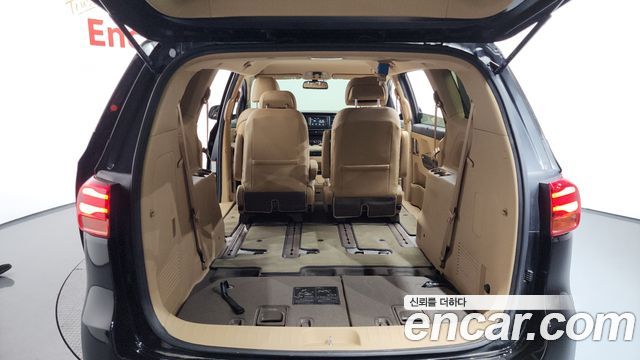 Kia Canival 7-Seater Limousine — photo 1 of 30