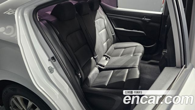 Hyundai AVANTE 1.6 — photo 1 of 20