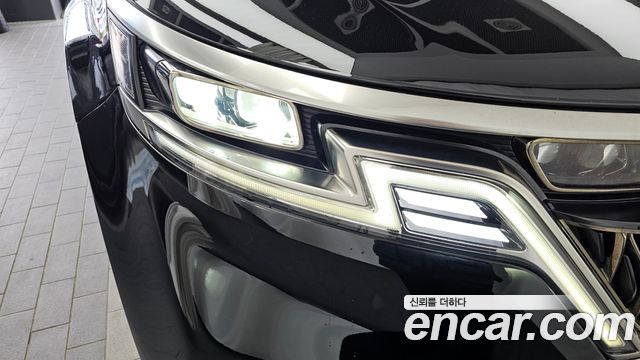 Kia Canival 9-Seater Signature — photo 1 of 36