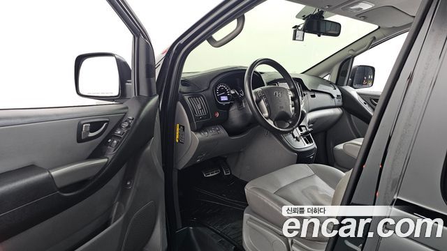 Hyundai Starex Van 5-Seater — photo 1 of 32