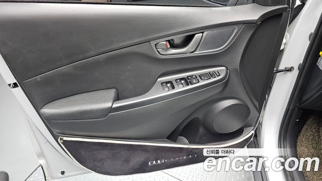 Hyundai Kona Premium — photo 1 of 31