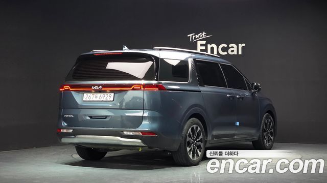 Kia Canival Gasoline 9-Seater Signature — photo 1 of 33