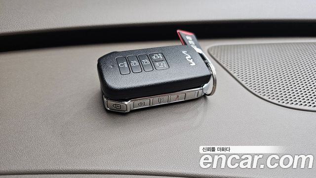 Kia Canival Diesel 9-Seater Signature — photo 1 of 31