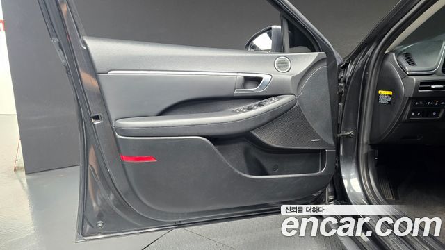 Hyundai Sonata 2.0 — photo 1 of 30