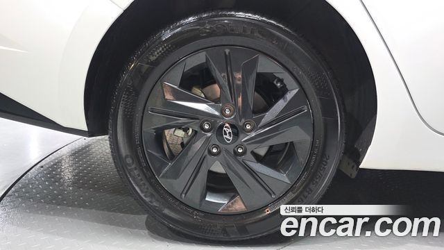 Hyundai AVANTE 1.6 — photo 1 of 30