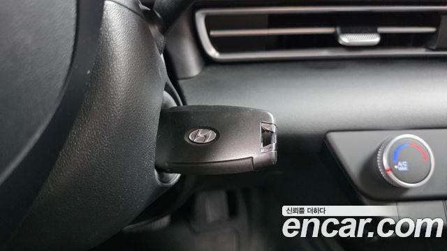 Hyundai AVANTE 1.6 — photo 1 of 31