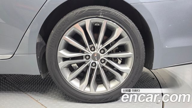 2014 Hyundai Genesis G330 Premium AWD, photograph 3