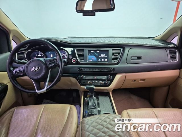 Kia Canival 9-seater Noblesse — photo 1 of 19