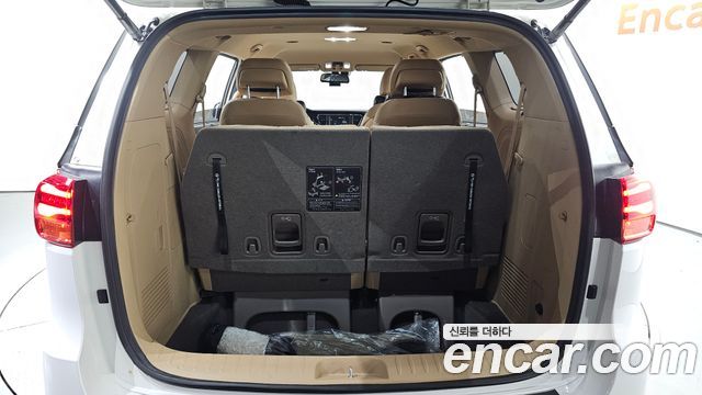 Kia Canival Gasoline 7-Seater Limousine — photo 1 of 30