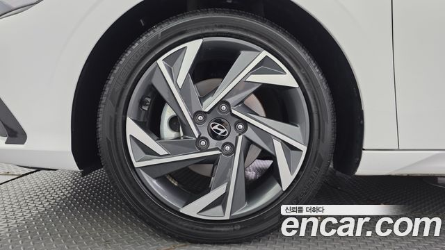 Hyundai AVANTE 1.6 — photo 1 of 32