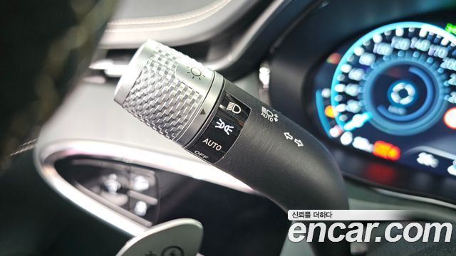 Genesis GV70 e-AWD — photo 1 of 39