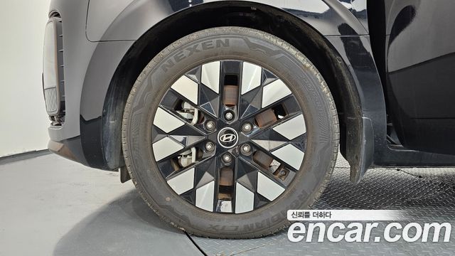 Hyundai Staria 4WD Lounge 9-Seater — photo 1 of 20