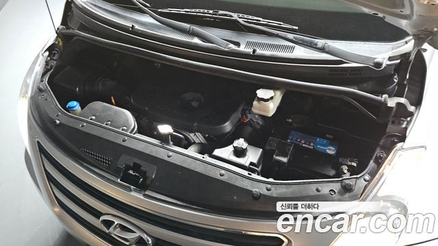 Hyundai Starex 12-Seater Wagon — photo 1 of 20