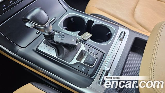 Kia Canival 9-Seater Prestige — photo 1 of 20
