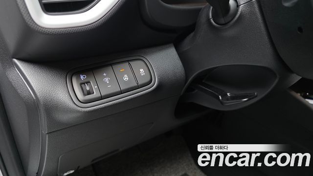 Hyundai Venue 1.6 Flux — photo 1 of 31