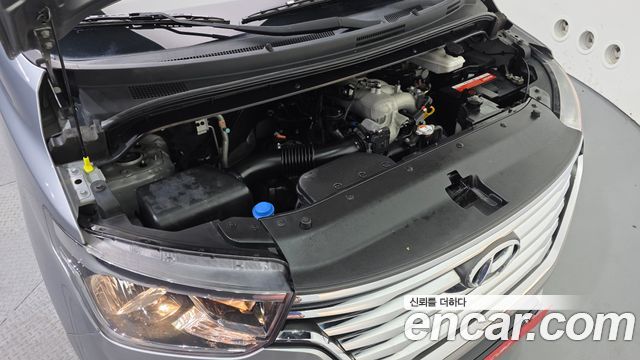 Hyundai Starex 12-Seater LPi — photo 1 of 20