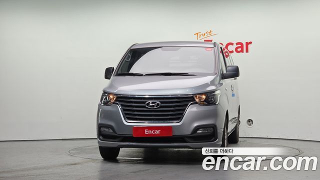 Hyundai Starex Van 5-Seater — photo 1 of 20