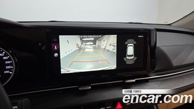 Kia Canival Gasoline 9-Seater Prestige — photo 1 of 30