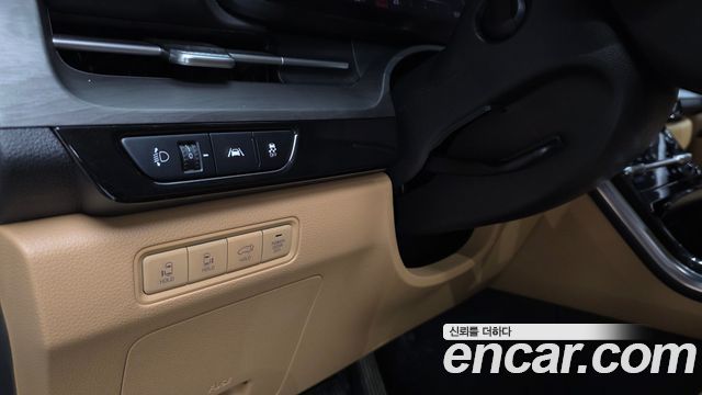 Kia Canival Gasoline 9-Seater Signature — photo 1 of 39