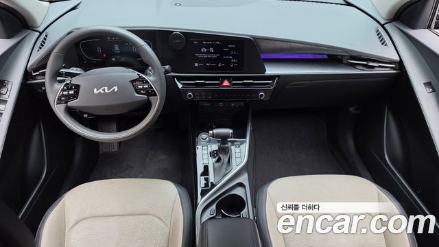 Kia Niro Prestige — photo 1 of 32